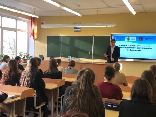 Преподаватель Университета Льва Толстого проводит образовательный курс для школьных учителей Республики Беларусь