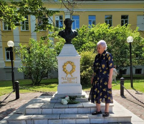 Совет ветеранов университета возложил цветы к бюсту А.С. Пушкина