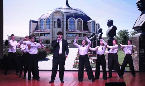 Поклонимся великим тем годам!