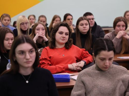 Студентам ФЕН рассказали о перспективах карьеры в большой химии