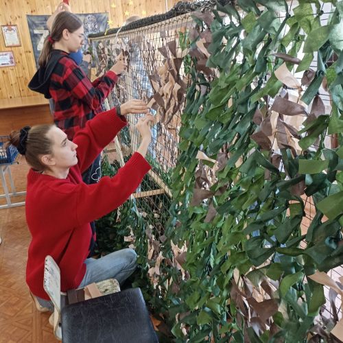 Помощь студентов в плетении маскировочных сетей