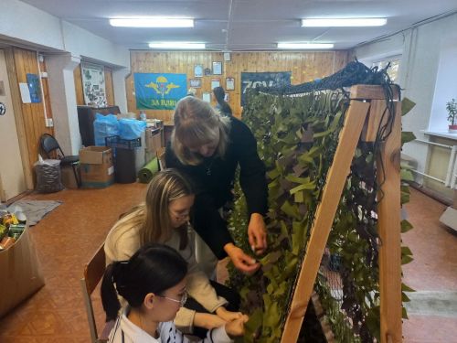 Помощь студентов в плетении маскировочных сетей и участие в сборе гуманитарной помощи