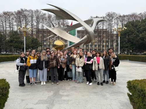 Студенты факультета иностранных языков передают привет из Китая 