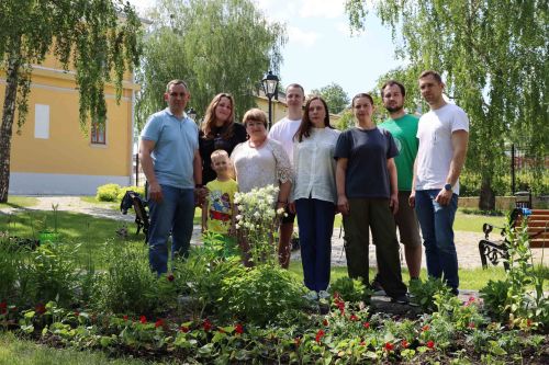 Представители Университета Льва Толстого посадили цветы в Крапивне