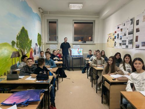 Преподаватель Университета Льва Толстого помогает изучать русский язык школьникам Республики Сербской