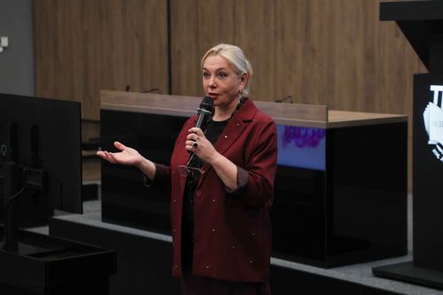 Университет Льва Толстого посетила известная телеведущая Арина Шарапова