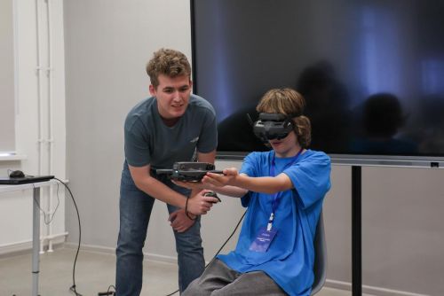 Роботы, ИИ, беспилотники: четвертый день Университетской смены провел технопарк