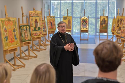 В Университете Льва Толстого открылась уникальная выставка «Богословие в красках