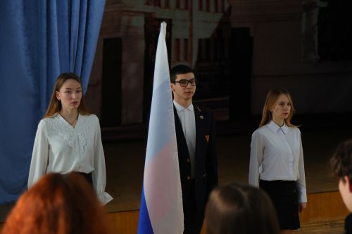 Церемония выноса государственного флага РФ и исполнения гимна РФ