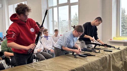 Студенты университета соревновались в разборке-сборке АК-47