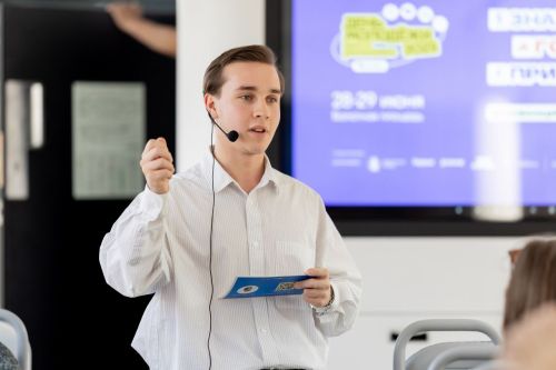 Студент Университета Льва Толстого провел лекцию о нейросетях