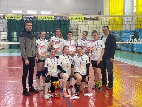 Победа женской сборной на соревнованиях по волейболу 