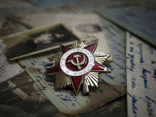 Поклонимся великим тем годам